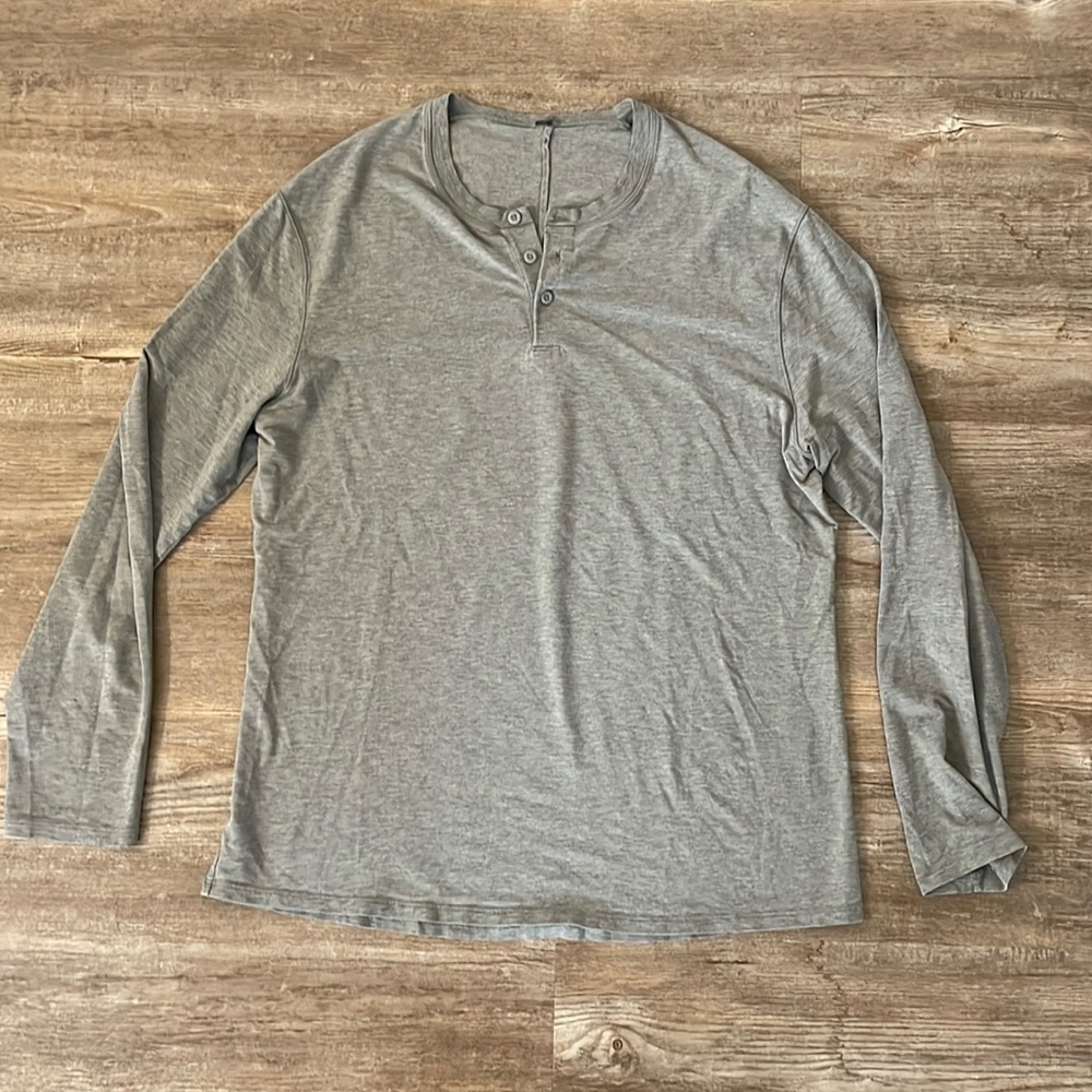 Mens lululemon grey long sleeve Henley. Size XL.